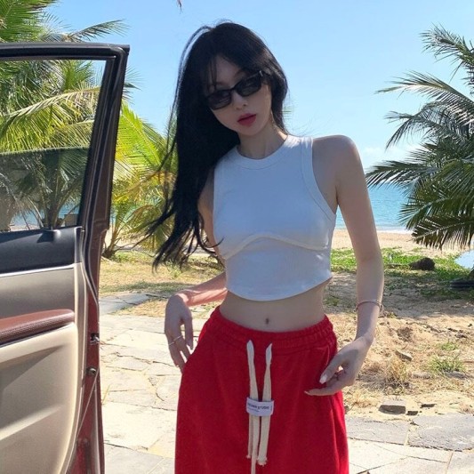 纯色无袖修身背心